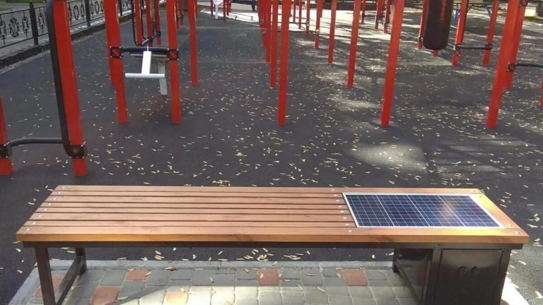 У серці Львова з’являться лавки з сонячними панелями — де їх розташують