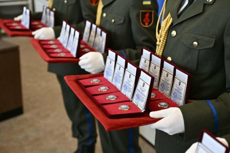 29 нацгвардійців посмертно удостоєні «Почесного знака Святого Юрія» у Львові за захист України — ФОТО