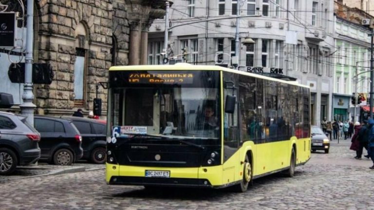 Російські обстріли змусили львівський громадський транспорт перейти на змінені маршрути — ушкоджено сім автобусів