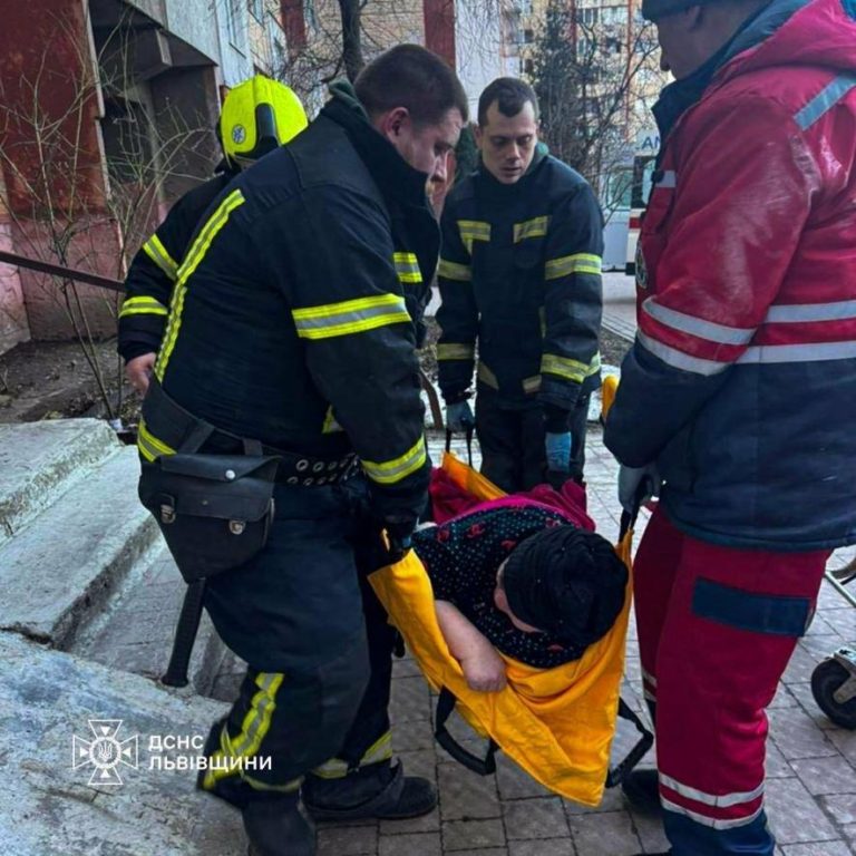На Кульпарківській у Львові рятувальники евакуювали травмовану пенсіонерку з 9-го поверху — ФОТО