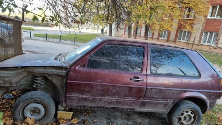 У Львові розчищають вулиці — евакуюють авто, які стояли роками