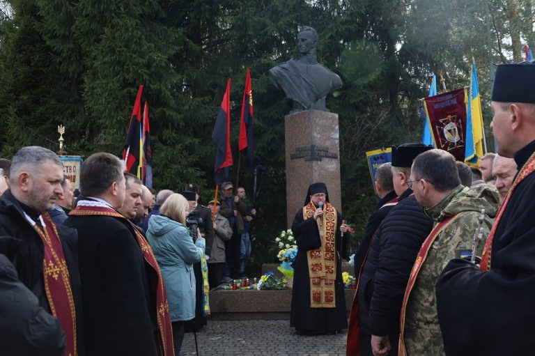 Білогорща віддала шану генерал‑хорунжому УПА Роману Шухевичу — відео