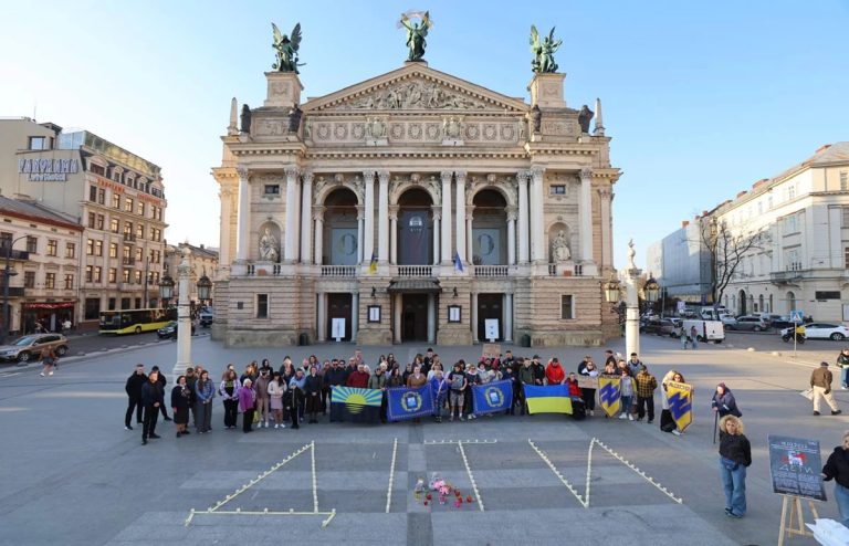 Під стінами Львівської опери вшанували пам’ять загиблих у Маріупольському драмтеатрі в четверту річницю трагедії