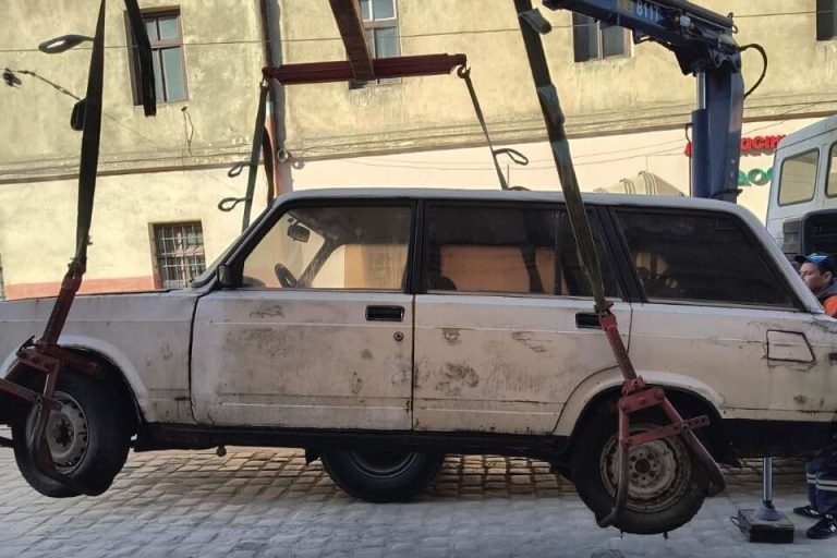 Із вулиць Львова вивезли ще три покинуті автомобілі