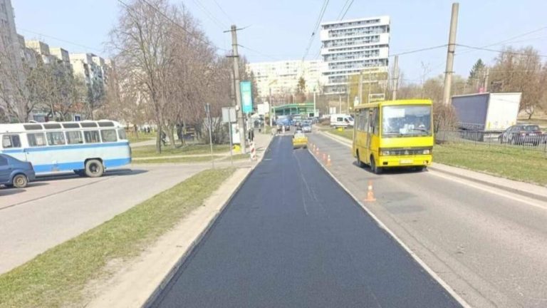 У Львові на вихідних лататимуть ями — водіям радять очікувати ускладнень руху