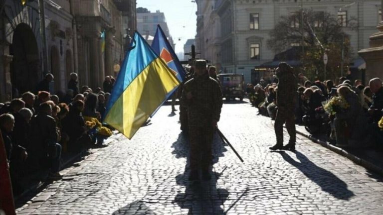 Львів прощається з 23-річним героєм — фото з церемонії