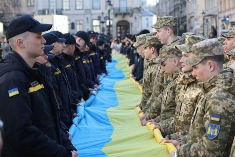 161 рік від створення Гімну України: львів’яни виконали «Ще не вмерла Україна…» під найбільшим прапором міста — ВІДЕО