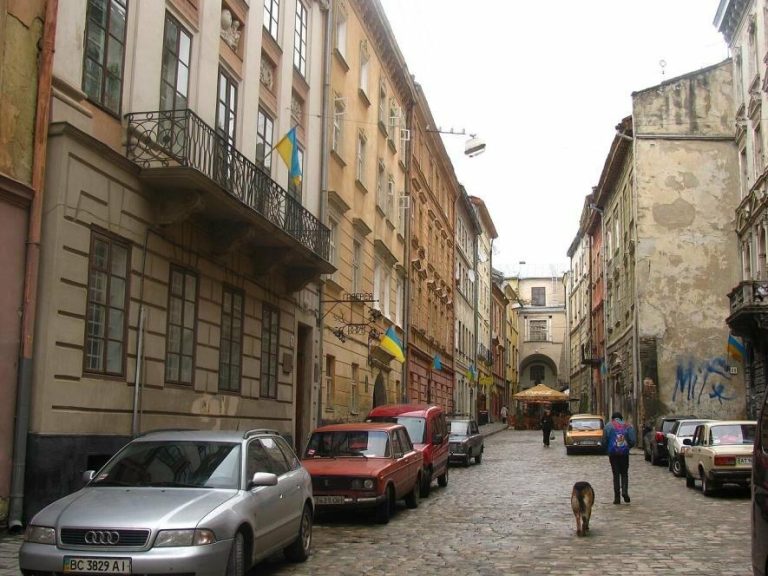 Вулиця Вірменська у Львові: 10 несподіваних фактів про старовинний собор і легендарну кавʼярню