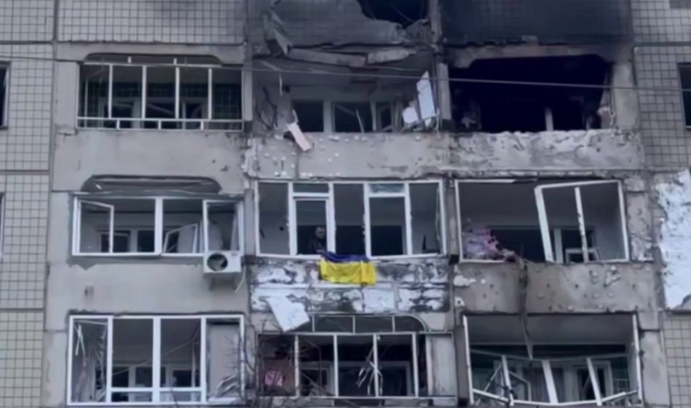 На зруйнованому «шахедом» балконі у Львові чоловік вивісив прапор України — ВІДЕО