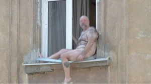 Оголений чоловік у центрі Львова намагався покінчити з життям, ним виявився волонтер із США — ФОТО