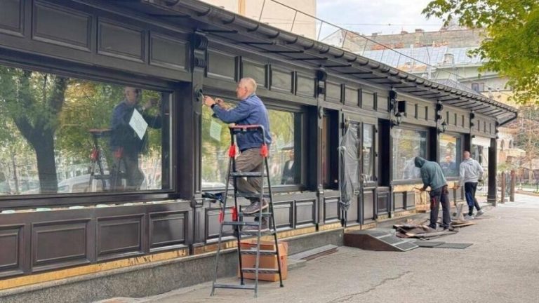 У самому центрі Львова розпочали демонтаж ресторанів «Язиката теща» та «Галерея лицарів»