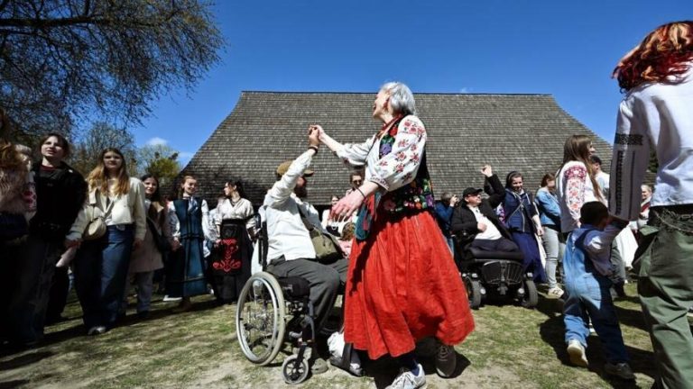 У Львові ветерани й молодь разом відродили великодні гаївки