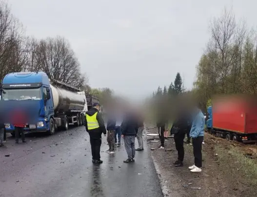 Аварія з потерпілими на трасі Київ—Чоп, рух ускладнено