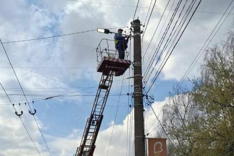 На вулицях Патона й Ряшівській у Львові встановили 66 сучасних LED-світильників замість старих натрієвих ламп