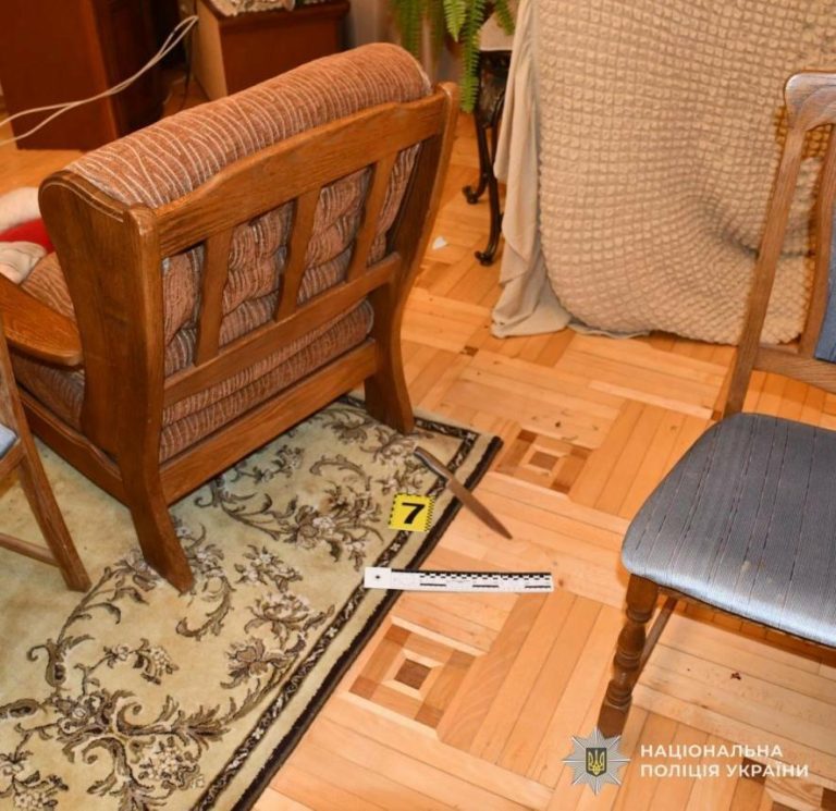 На Львівщині онук позбавив життя дідуся і бабусю, після чого вистрибнув із вікна третього поверху