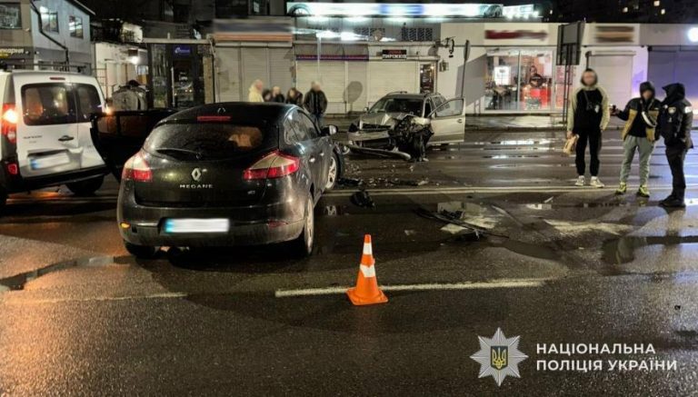 Вночі у Львові Renault і Skoda зіткнулися, п’ятеро постраждалих — ФОТО