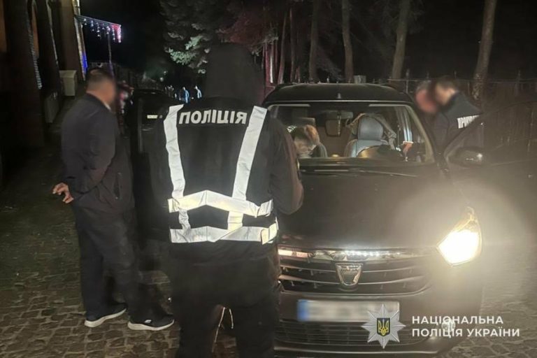 У Львівській області за переправлення людей за кордон за 23 тисячі доларів постануть перед судом четверо чоловіків