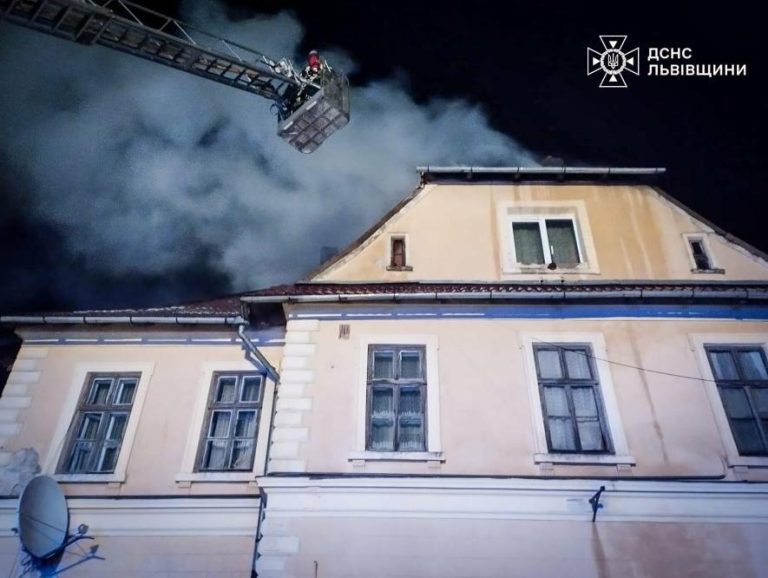 У Старому Самборі рятувальники вивели трьох людей із задимленої будівлі