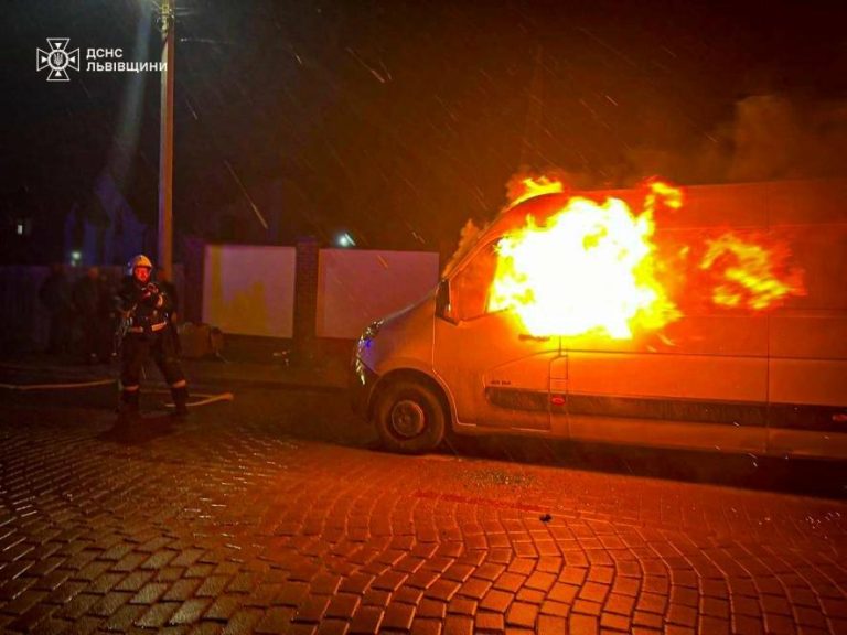 На трасі під Львовом під час руху загорівся мікроавтобус — водій самотужки намагався приборкати полум’я, ФОТО