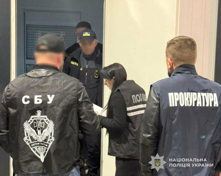 У Львівській області викрили митного інспектора, який вимагав $1000 за «закриті очі» — ФОТО