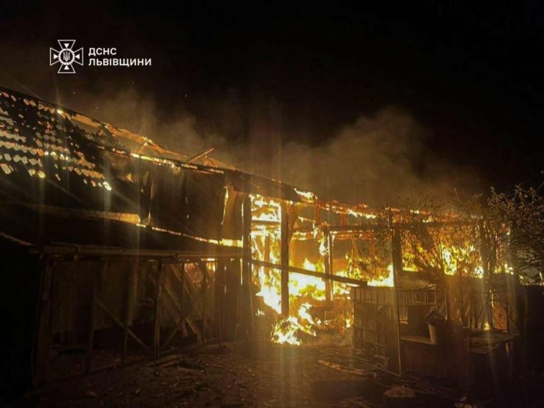 На Львівщині ліквідували масштабне займання: рятувальники більше трьох годин боролися з вогнем