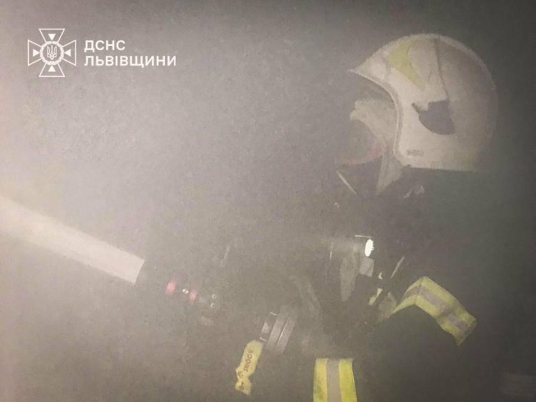 На Львівщині вогнеборці під час пожежі в квартирі вивели чоловіка з небезпеки