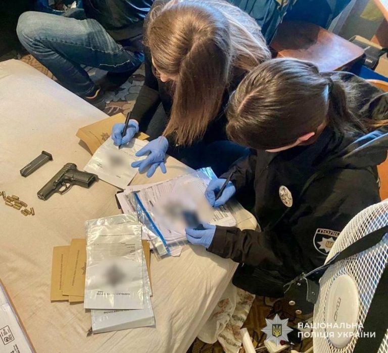 На Львівщині затримали чоловіка за переробку пістолетів у бойову зброю — ФОТО