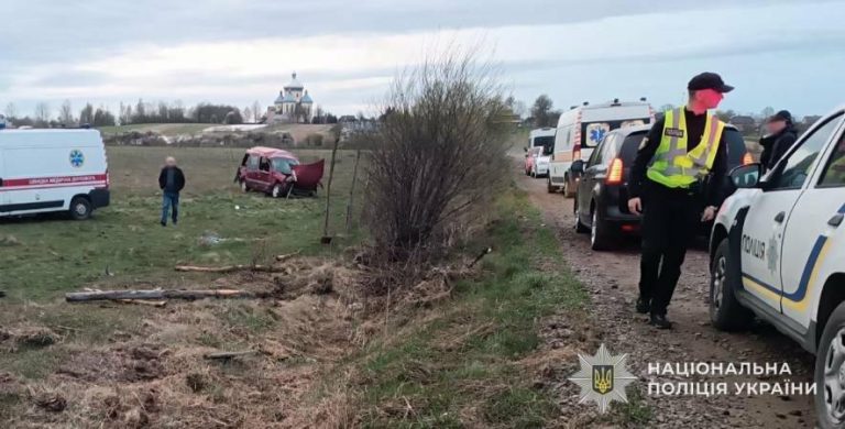 На Львівщині легковик перекинувся в кюветі — двоє людей постраждали, ФОТО