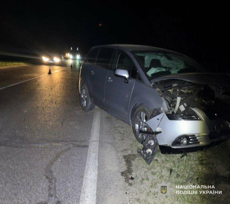 На Львівщині нетверезий водій «Пежо» в’їхав у мотоцикл, є постраждалий — ФОТО