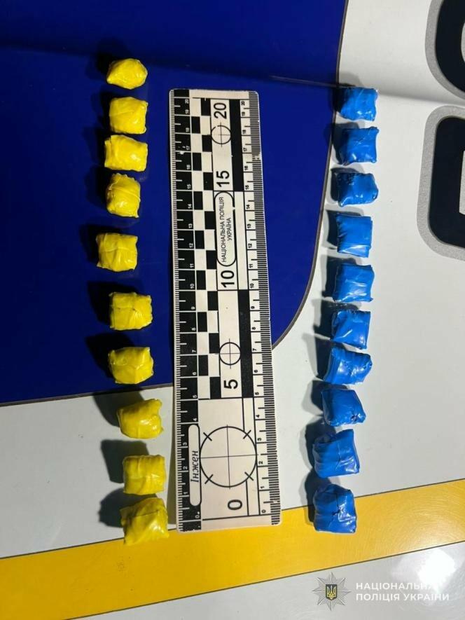 У центрі Львова правоохоронці затримали «закладчика» з десятками згортків наркотиків, ФОТО