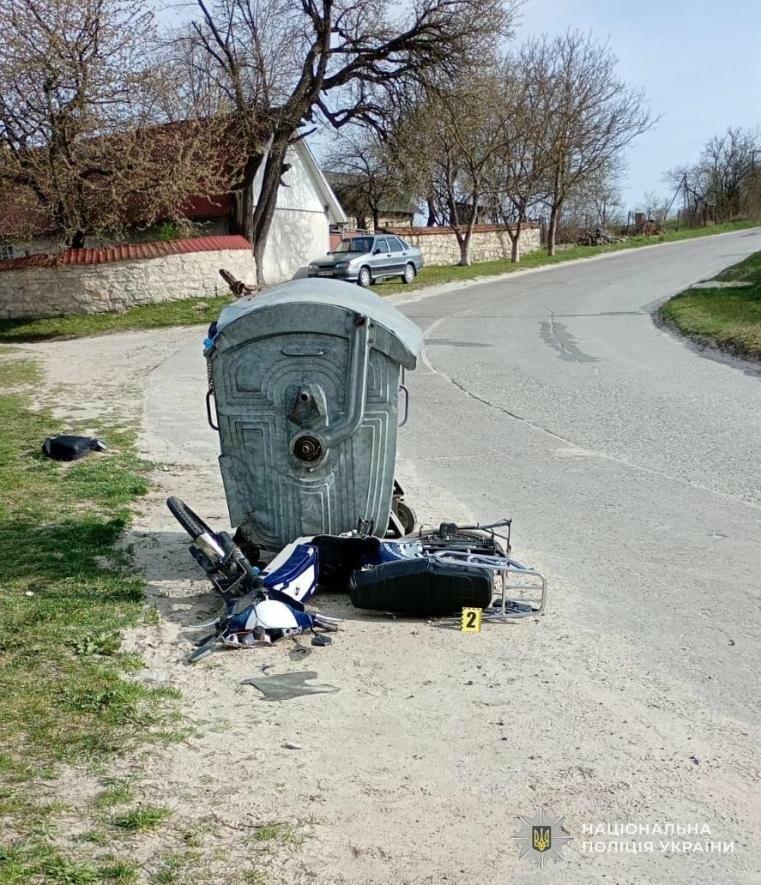 Трагічна ДТП на Львівщині: 67-річний скутерист загинув після зіткнення зі сміттєвим баком — фото