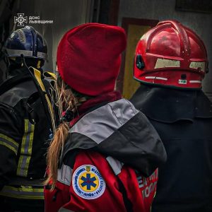 У Львові рятувальники допомогли жінці, яка після падіння не могла рухатися