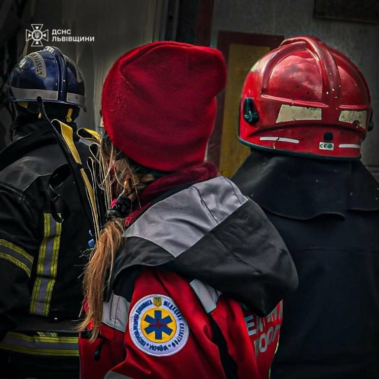 У Львові рятувальники допомогли жінці, яка після падіння не могла рухатися