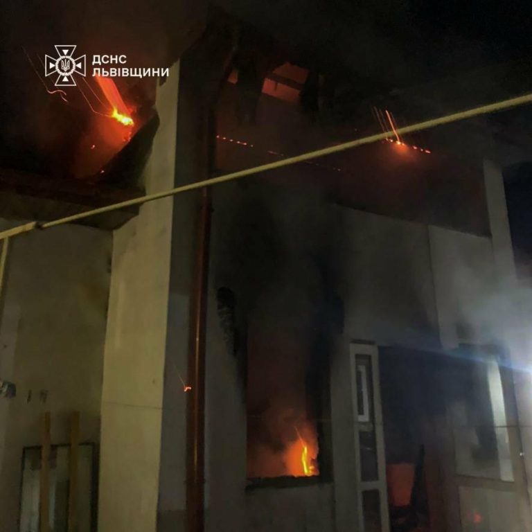 Сусіди повідомили про пожежу: на Львівщині рятувальники не допустили знищення будинку — ФОТО