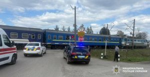 У Львівському районі локомотив протаранив вантажівку на залізничному переїзді
