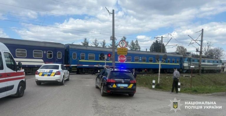 У Львівському районі локомотив протаранив вантажівку на залізничному переїзді