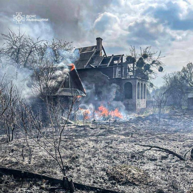 Фатальна пожежа на Львівщині: одна людина загинула, чотири будинки зруйновано — ФОТО