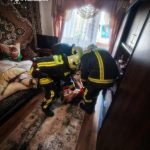 91-річну жінку, що кликала на допомогу з балкона, врятували на Львівщині — ФОТО