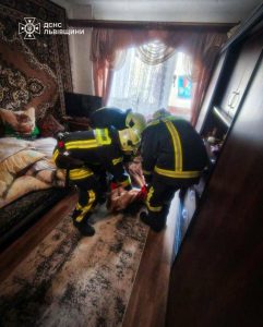 91-річну жінку, що кликала на допомогу з балкона, врятували на Львівщині — ФОТО