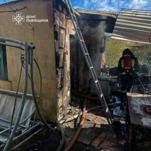 На Сокільницькій у Львові спалах: вогонь ледь не перекинувся на житловий будинок — ФОТО