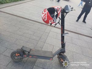 У центрі Львова підліток на самокаті травмував дворічну дівчинку — дитина госпіталізована