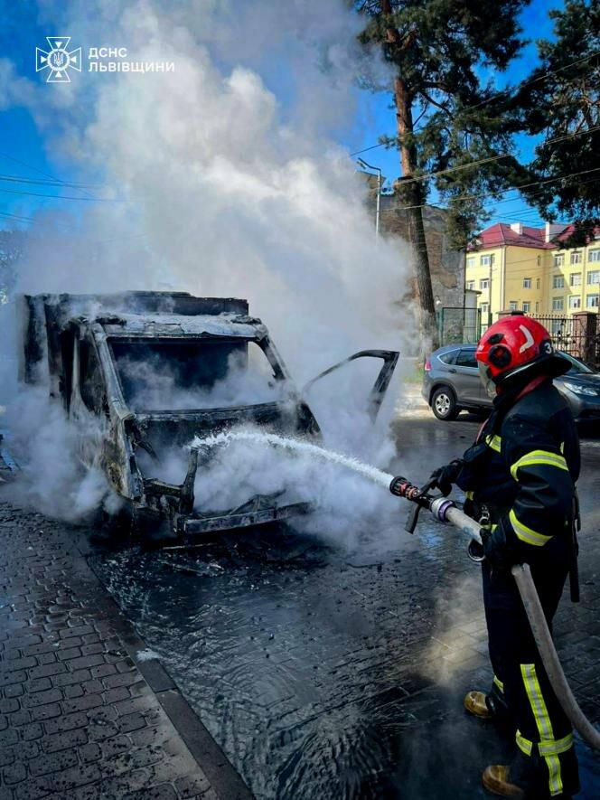 В Рудному автомобіль повністю знищено вогнем — рятувальники ліквідували пожежу, ФОТО