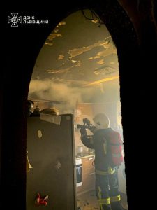 Пожежа у літній кухні на Львівщині: пенсіонерка вибігла з полум’я — ФОТО