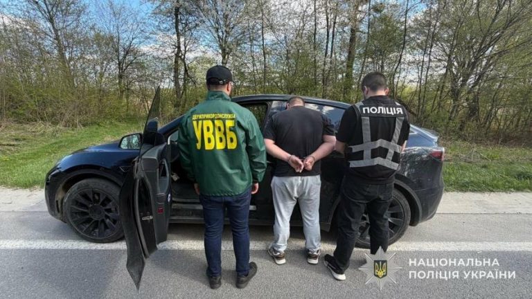У Львові затримали організатора перевезень дезертирів на Tesla до кордону — ФОТО