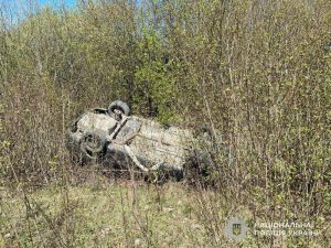 На Львівщині легковик вилетів у кювет, пасажирку госпіталізували — ФОТО