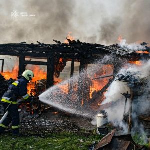 Понад годину пожежники на Львівщині боролися з вогнем у господарській споруді — ФОТО