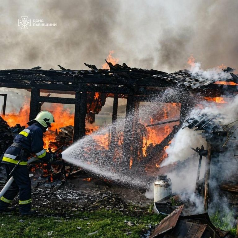Понад годину пожежники на Львівщині боролися з вогнем у господарській споруді — ФОТО