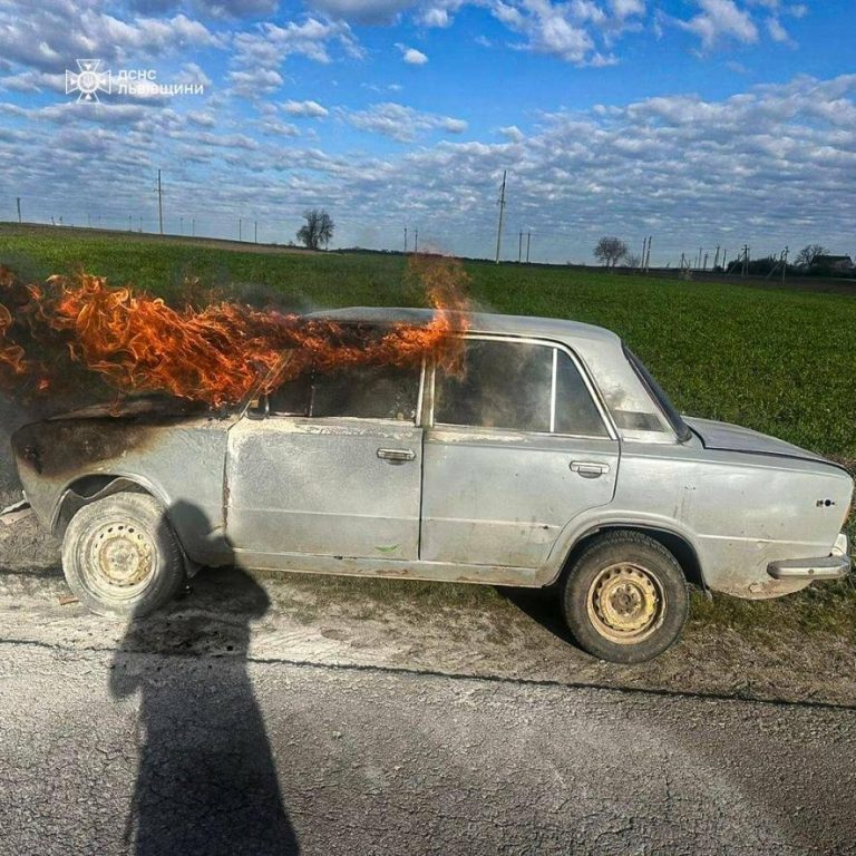 Уранці в Підкамені зайнявся ВАЗ: на Львівщині сталася пожежа
