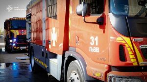 Рятувальники гасили вогонь на львівському складі фарб