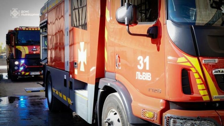 Рятувальники гасили вогонь на львівському складі фарб
